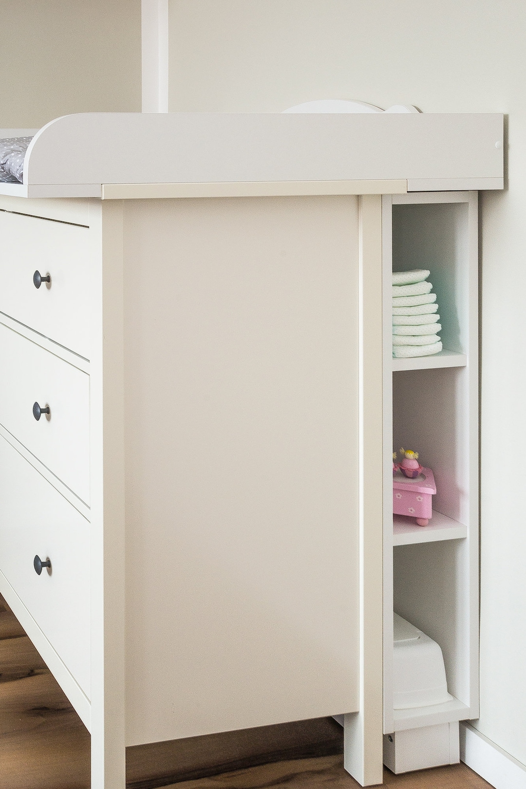 Étagère de rangement KraftKids pour table à langer blanche adaptée à la commode HEMNES & IDANÄS