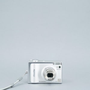 Fujifilm Finepix F10 Compact Digital Camera - 6.3 Mega Pixels - 3x Optical Zoom Lens - Flash - Boxed