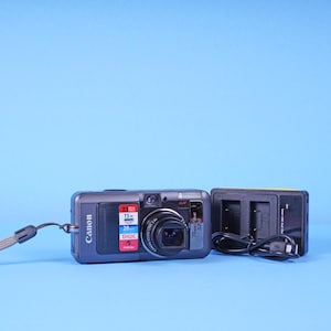 Cámara digital compacta Canon PowerShot s70 - 7,1 megapíxeles - Zoom óptico de 3,6x - Flash - Cargador y tarjeta de memoria