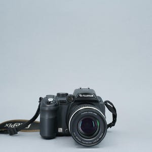 Fujifilm Finepix F9500 Bridge Digital Camera - 9 Mega Pixels - 10.7x Optical Zoom Lens - Flash - Memory Card - Instructions - Boxed