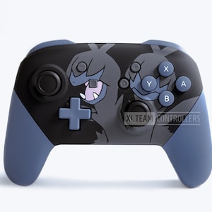 Op de afbeelding: Een blauwe en zwarte Nintendo Switch-controller met een Pokemon-personageontwerp. De controller heeft een zwarte voorplaat met een blauw Pokemon-personage erop. De controller heeft een blauwe grip en een zwarte knopindeling. De tekst "XL TEAM CONTROLLERS" staat gedrukt op de onderkant van de controller.
