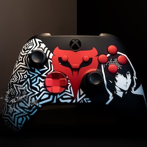 Könnte beinhalten: Ein schwarzer und roter Xbox-Controller mit einem benutzerdefinierten Design, das eine stilisierte Figur und ein geometrisches Muster zeigt. Der Controller hat rote Tasten und ein rotes Steuerkreuz.