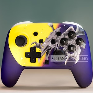 Op de afbeelding: Aangepaste videogamecontroller met een gele en paarse gradiënt. De controller heeft een gedetailleerde afbeelding van een draakachtig wezen aan de rechterkant en zwarte knoppen. De tekst "XL TEAM CONTROLLERS" staat onderaan.