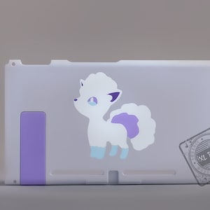 Könnte beinhalten: Weiße Nintendo Switch Konsole mit einem violetten und weißen Alolan Vulpix Charakterdesign. Die Konsole hat einen violetten Knopf an der Seite.