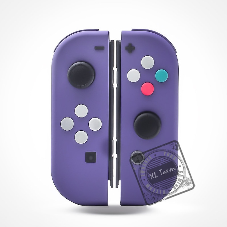 Puede incluir: Un mando Nintendo Switch Joy-Con de color morado con botones blancos y una palanca anal&oacute;gica negra. El mando est&aacute; en posici&oacute;n cerrada, con las dos mitades del mando unidas.