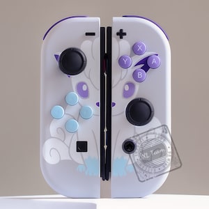 Könnte beinhalten: Ein weißer Nintendo Switch-Controller mit einem lila und blauen Design, das einen Pokémon-Charakter zeigt. Der Controller hat einen weißen Hintergrund mit einem lila und blauen Pokémon-Charakter darauf. Der Controller hat ein lila und blaues Tastenlayout.