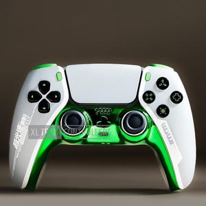 Könnte beinhalten: Ein individueller weiß-grüner Videospiel-Controller. Der Controller hat ein weißes Mittelteil, grüne Akzente und schwarze Tasten. Der Text "XL TEAM CONTROLLERS" ist auf der Seite aufgedruckt.