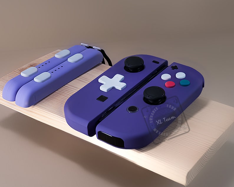 Puede incluir: Mandos Nintendo Switch Joy-Con de color morado y blanco con un bot&oacute;n m&aacute;s blanco y una pegatina en blanco y negro que dice "Enhance Your Game XL Team".