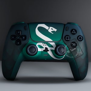 Könnte beinhalten: Ein grün-schwarzer PlayStation 5 DualSense-Controller mit einem weißen Schlangen-Design auf der Vorderseite. Der Controller hat ein schwarzes PlayStation-Logo und den Text "XL Team" auf der rechten Seite.