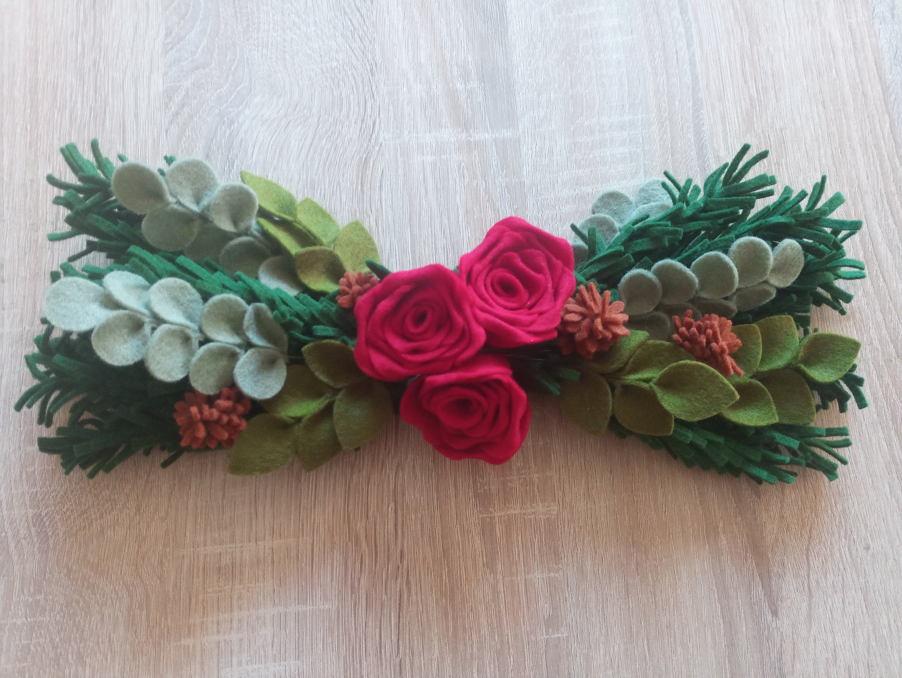 Composition Florale en Feutrine, Fleurs, Rose, Rouge, Vert, Sapin, Feuilles, Centre de Table