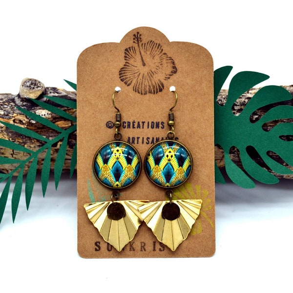 boucles d'oreilles ethniques motifs plumes wax bleu jaune bijoux dorés femme cabochon de verre Afrique