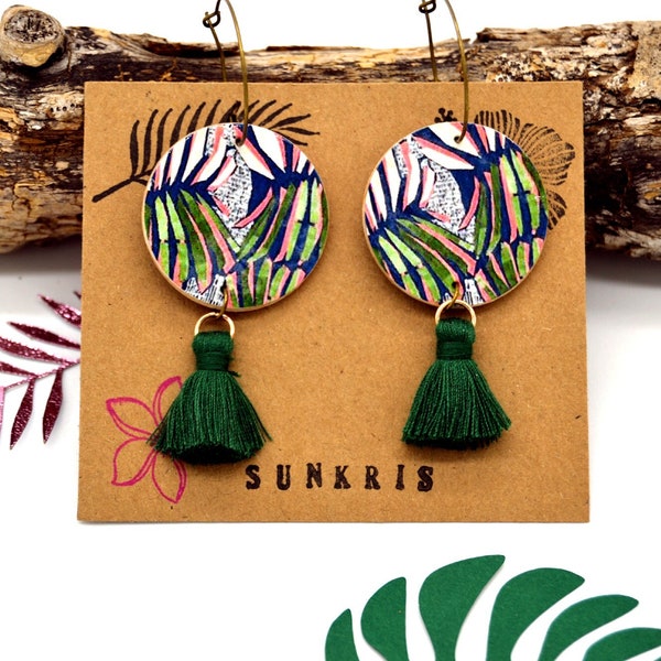 Boucles d'oreilles en bois et papier résiné motif tropical feuille de palmiers et pompon vert