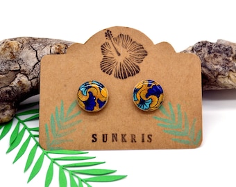 Petites boucles d'oreilles en bois puces rondes et papier wax fleurs bleu jaune cadeau femme