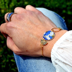 Resin bracelet wax pattern flowers blue white gold