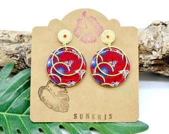 Pendientes de papel recubiertos de madera y resina con un motivo japonés en rojo, azul y dorado: un hermoso regalo para mujer.