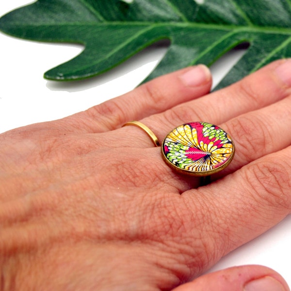 Bague fleurs: wax jaune vert rose, cabochon rond en verre support bronze