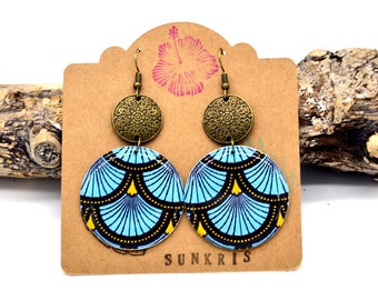 Pendientes redondos de resina: una pieza de joyería étnica de papel con motivos de abanicos japoneses en azul y bronce.