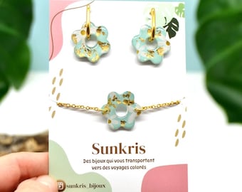 Bracciale con fiori in resina blu e oro con orecchini abbinati – Gioielli floreali in acciaio inossidabile – Regalo colorato fatto a mano