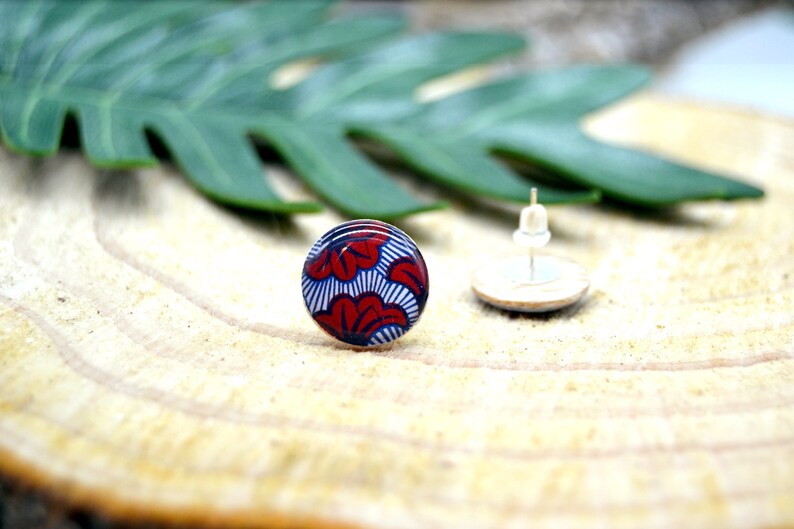 boucles d'oreilles puces en bois wax fleur pagne africain rouge bleu marine bijoux Afrique image 7