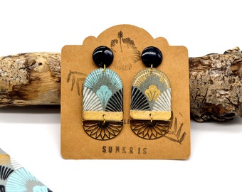 Pendientes japoneses de resina con forma de abanico: elegancia en azul, negro y dorado.