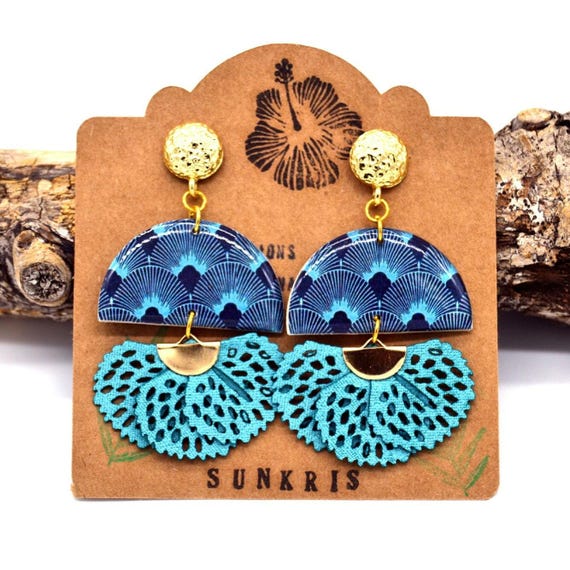 Boucles d'oreilles demi-cercle en papier résiné : motif japonais bleu et or avec pompon éventail