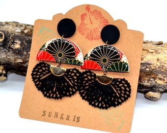 Pendientes de resina y papel con un estampado floral japonés en rojo, verde, blanco y negro.