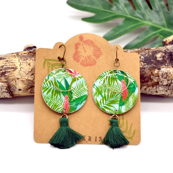 Boucles d'oreilles résine papier motif plante tropicale et pompons vert émeraude bijoux exotiques jungle