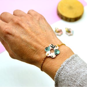 Vue rapprochée du bracelet sur fond pastel