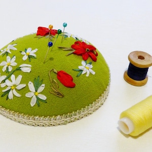 Pincushion embroidred silk ribbon Pincushion for needles Pincushion daisy poppy Embroidery silk flower Floral pincushion Mother&#39;s Day gift