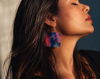 Handgemaakte vierkante oorbellen van parelmoer, een prachtig kunstwerk met een elegant ontwerp in blauw en roze, geschikt voor zowel casual als feestelijke gelegenheden.