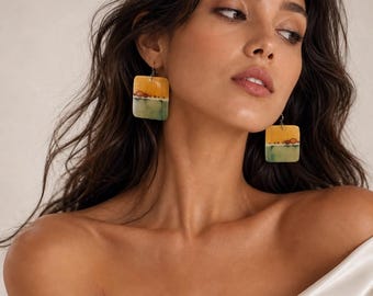Handgemaakte vierkante oorbellen van parelmoer, een prachtig kunstwerk met een elegant ontwerp in oranje en groen, geschikt voor zowel casual als feestelijke gelegenheden.