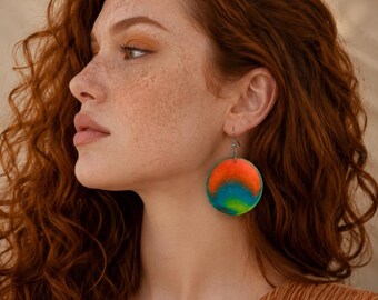 Handgemaakte oorbellen van parelmoer, Discus, prachtig kunstwerk, druppelvormig, rond, ontwerp met oranje accenten, elegante stijl, geschikt voor casual of feestelijke gelegenheden.