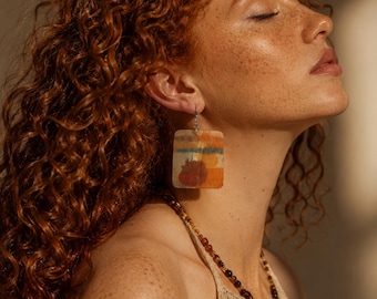 Handgemaakte vierkante oorbellen van parelmoer, een prachtig kunstwerk met een elegant ontwerp in oranje en rood, geschikt voor zowel casual als feestelijke gelegenheden.