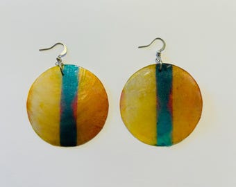 Handgemaakte oorbellen van parelmoer, Discus, prachtig kunstwerk, druppelvormig, rond, ontwerp met gele accenten, elegante stijl, geschikt voor casual of feestelijke gelegenheden.