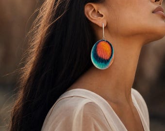Handgemaakte parelmoeren oorbellen, Discus, prachtig kunstwerk, druppelvormig, rond, ontwerp met een oranje en blauwe print, elegante stijl