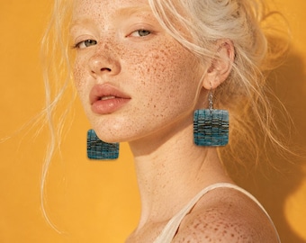 Handgemaakte vierkante oorbellen van parelmoer, een prachtig kunstwerk met een elegant blauw design, geschikt voor zowel casual als feestelijke gelegenheden.