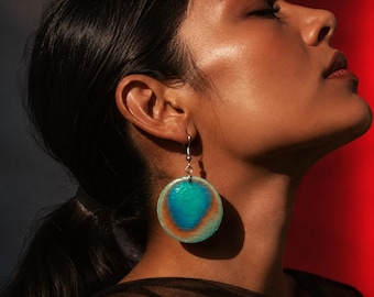 Handgemaakte oorbellen van parelmoer, Discus, prachtig kunstwerk, druppelvormig, rond, ontwerp met blauwe accenten, elegante stijl, geschikt voor casual of feestelijke gelegenheden.