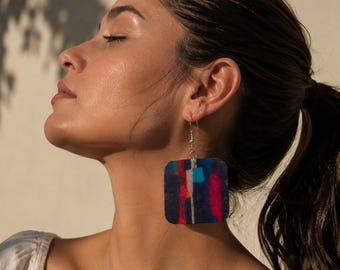 Handgemaakte vierkante oorbellen van parelmoer, een prachtig kunstwerk met een elegant ontwerp in blauw en roze, geschikt voor zowel casual als feestelijke gelegenheden.