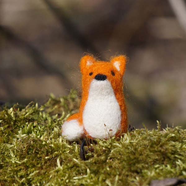 Renard feutré à l’aiguille, Renard roux, Animal feutré à l’aiguille, Peluche , Figurine de renard feutré, Renard roux mignon, Feutre en laine, Feutrage à l’aiguille, Renard charmant, Minuscule