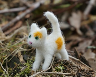 miniature felted cat, miniature cat, felted cat, collectable, dollhouse miniature, needle felted animal, cat figurine, needle felted, cute