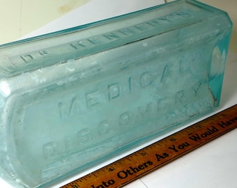 Frasco antiguo del Dr. Kennedy conmemorativo de un descubrimiento médico – Vidrio color aguamarina – Roxbury, Massachusetts – Medicina patentada del siglo XIX