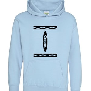 Peut inclure: Un sweat à capuche bleu clair avec un motif de crayon noir et blanc. Le motif représente le mot "Crayon" écrit verticalement sur le crayon.