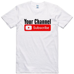 Könnte beinhalten: Weißes T-Shirt mit dem Text "Your Channel" und einem roten YouTube-Abonnement-Button mit einem Play-Symbol.