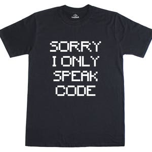 Op de afbeelding: Een zwart T-shirt met witte tekst die "Sorry, ik spreek alleen code" zegt.