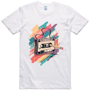 Può includere: Una maglietta bianca con un design astratto colorato che presenta un nastro per cassette con una matita che sporge.