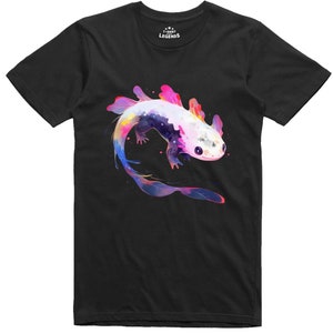 Könnte beinhalten: Schwarzes T-Shirt mit einer bunten Illustration eines Axolotls, einer Salamanderart, in einem rosa, blauen und violetten Farbschema. Der Text "T-Shirt Legends" ist auf das Shirt gedruckt.