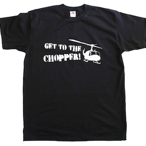 以下が含まれることがあります： 黒いTシャツに白い文字で「Get to the Chopper!」とヘリコプターのシルエットが書かれている。