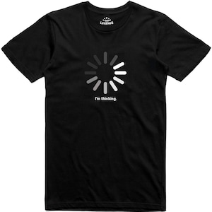 Puede incluir: Camiseta negra con un icono de carga blanco y el texto "Estoy pensando."