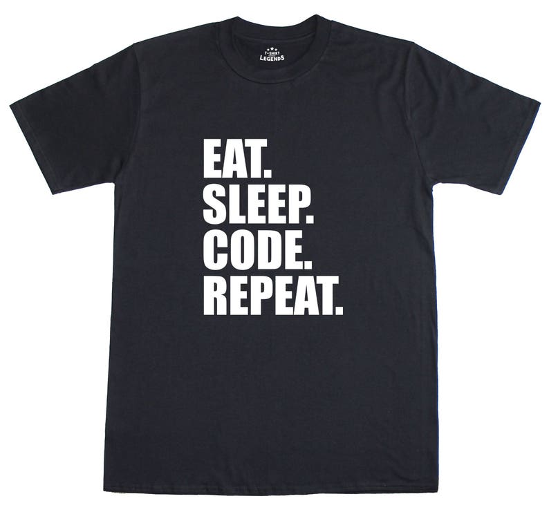 K&ouml;nnte beinhalten: Schwarzes T-Shirt mit wei&szlig;em Text, der "Eat. Sleep. Code. Repeat." lautet.
