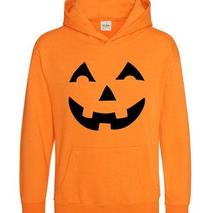 Peut inclure: Sweat-shirt à capuche orange avec un visage de citrouille noire sur le devant.
